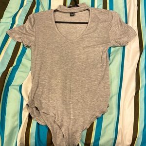 Body gris avec choker intégré